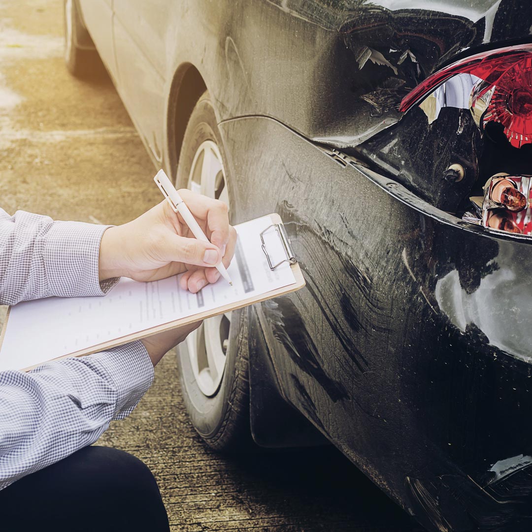 insurance agent working car accident claim process